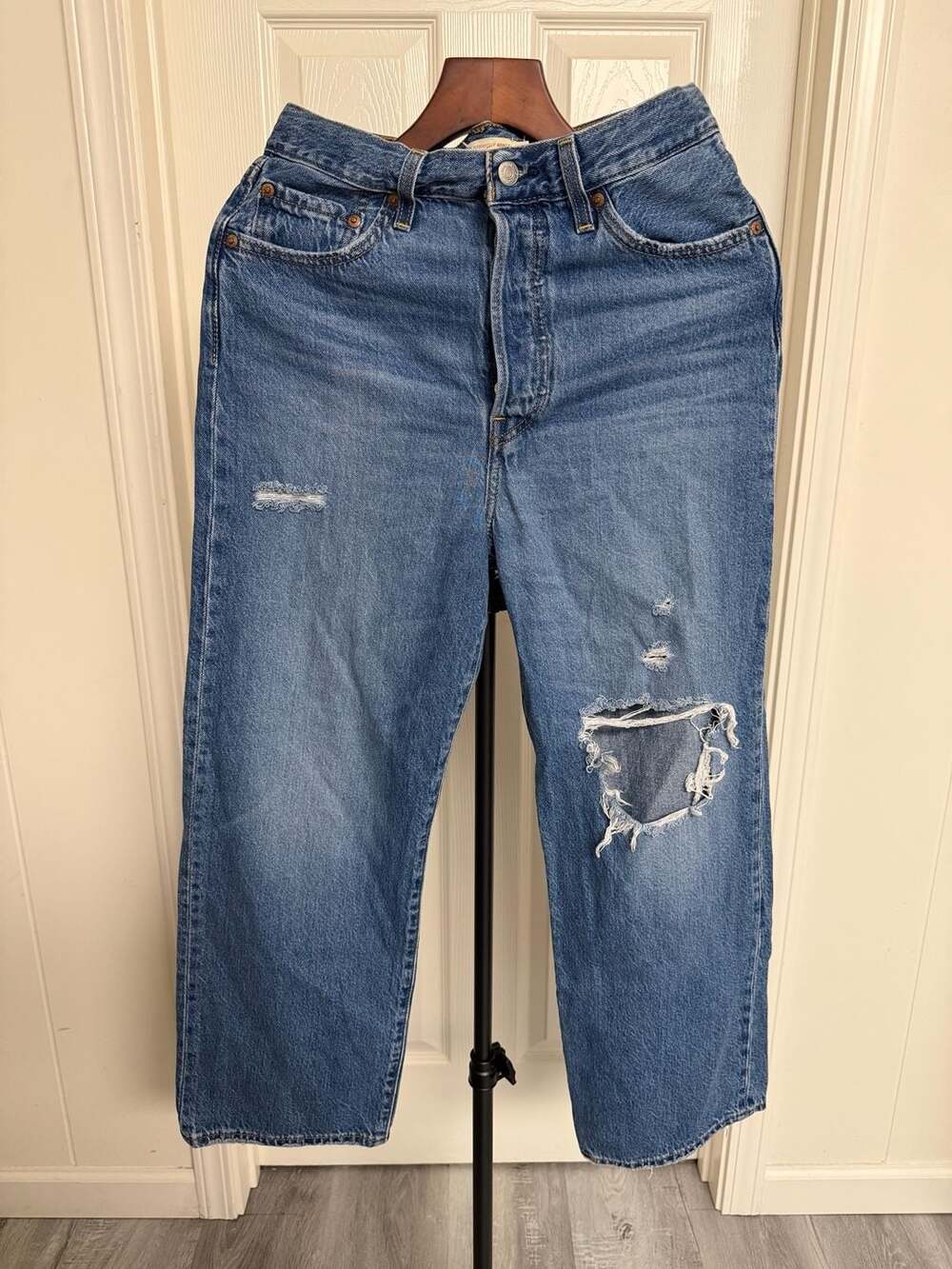 Levi's Ribcage Straight Ankle Distressed Medium Wash Button jeans/0116